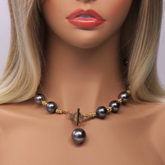 Dark pearl necklace with toggle lock and matching bracelet. - Picture 2 of 6